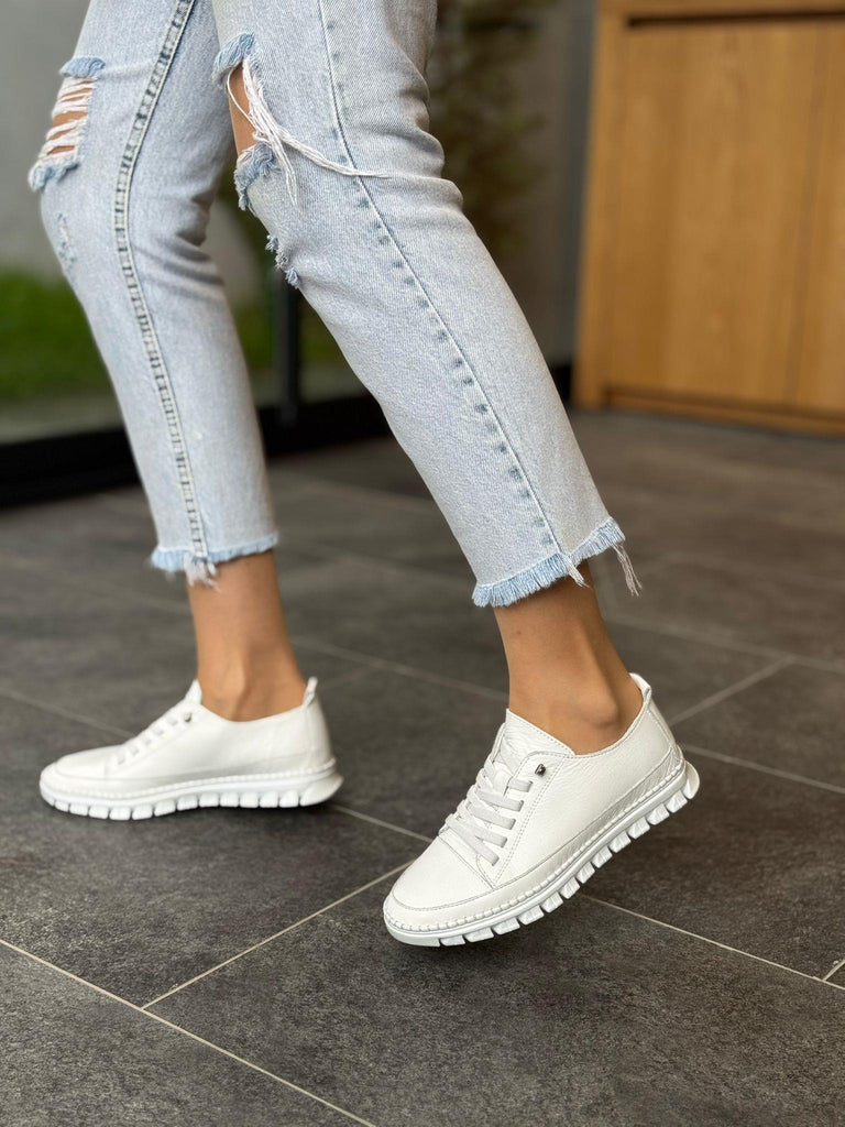 Beyaz Deri Lastikli Kadın Günlük Ayakkabı