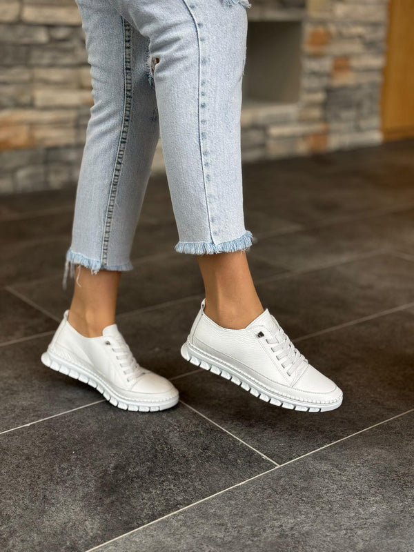 Beyaz Deri Lastikli Kadın Günlük Ayakkabı