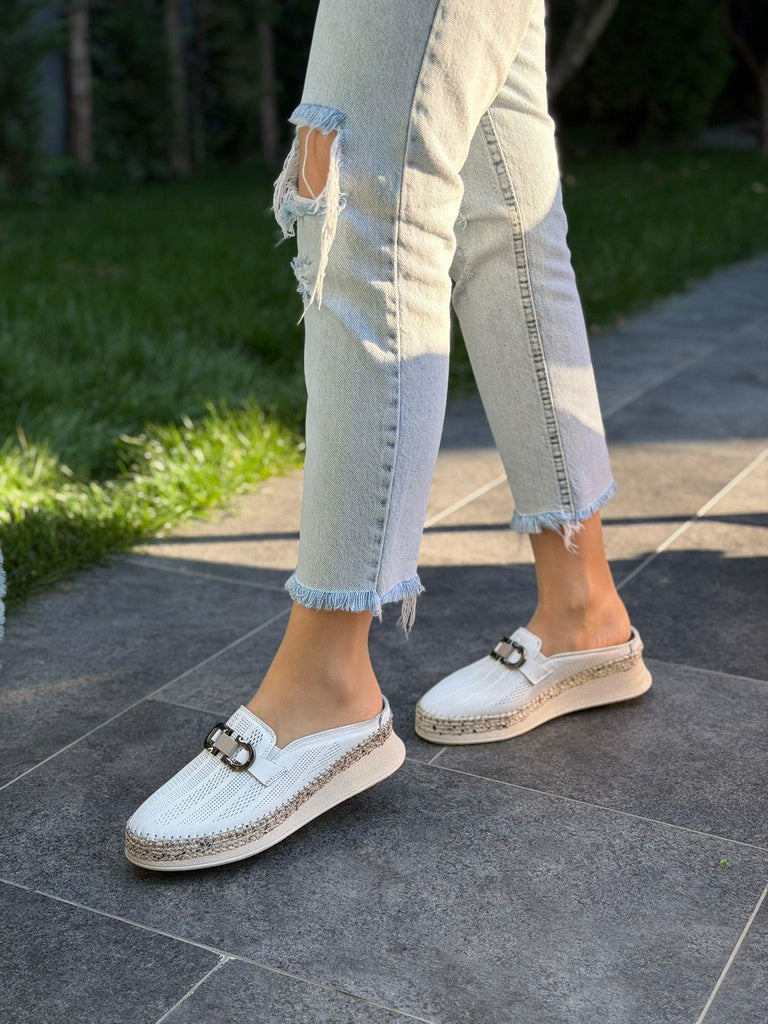 Beyaz Deri Ortopedik Tokalı Kadın Günlük Terlik