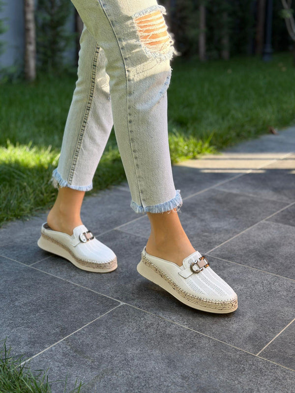 Beyaz Deri Ortopedik Tokalı Kadın Günlük Terlik