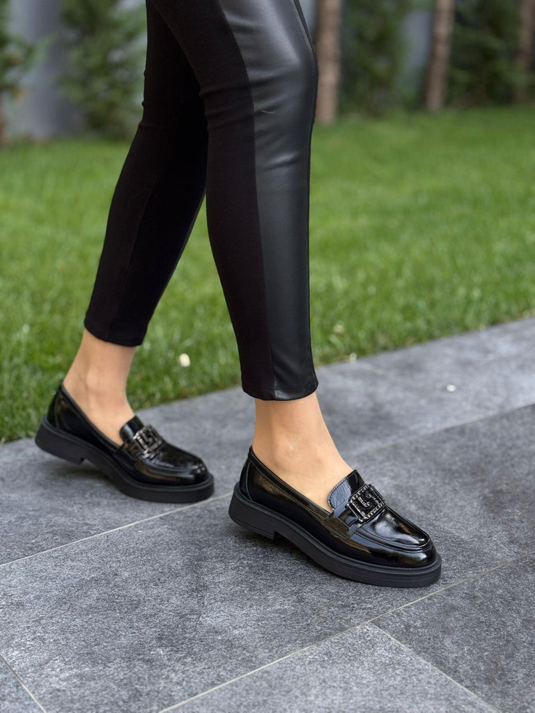 Diva Siyah Rugan Deri Tokalı Kadın Ayakkabı