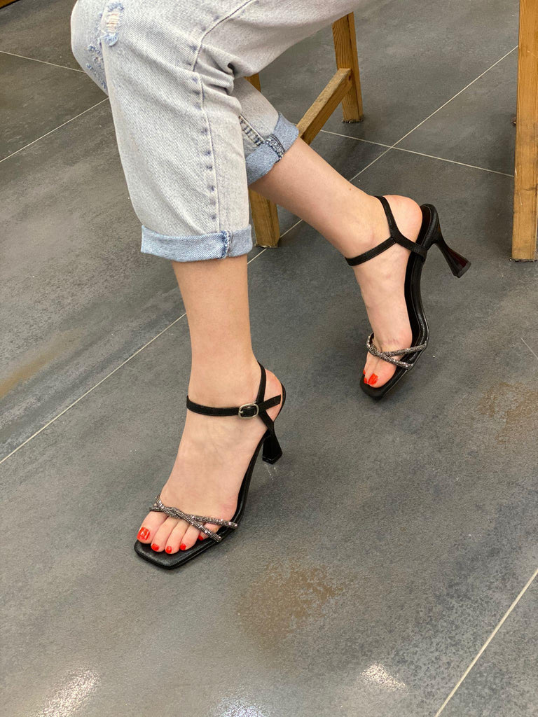 Diva Siyah Topuklu Taşlı Kadın Ayakkabı