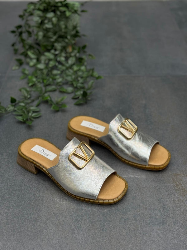 Gümüş Deri Tokalı Ortopedik Kadın Günlük Terlik