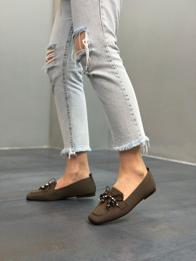 Kahve Triko Boncuk Fiyonklu Kadın Babet