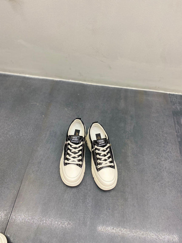 Siyah Beyaz Lastiklli Kadın Günlük Spor Ayakkabı