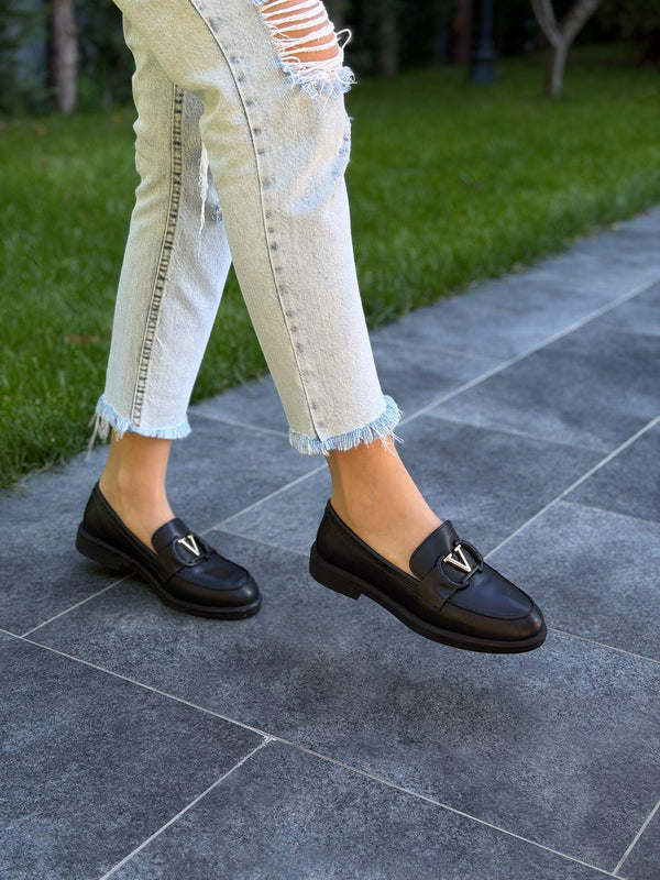 Siyah Cilt Deri Tokalı Kadın Günlük Ayakkabı