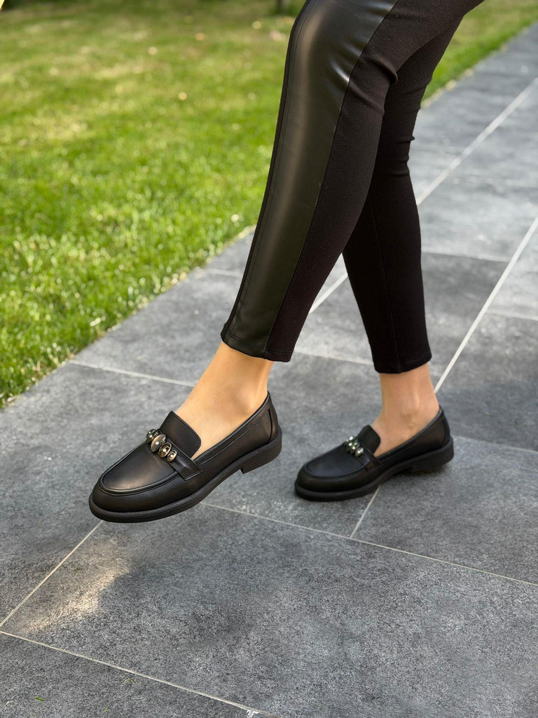 Siyah Cilt Deri Tokalı Kadın Günlük Ayakkabı