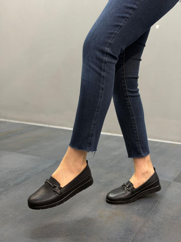 Siyah Cilt Deri Tokalı Kadın Günlük Ayakkabı