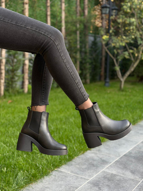 Siyah Cilt Kalın Topuklu Lastikli Günlük Bot