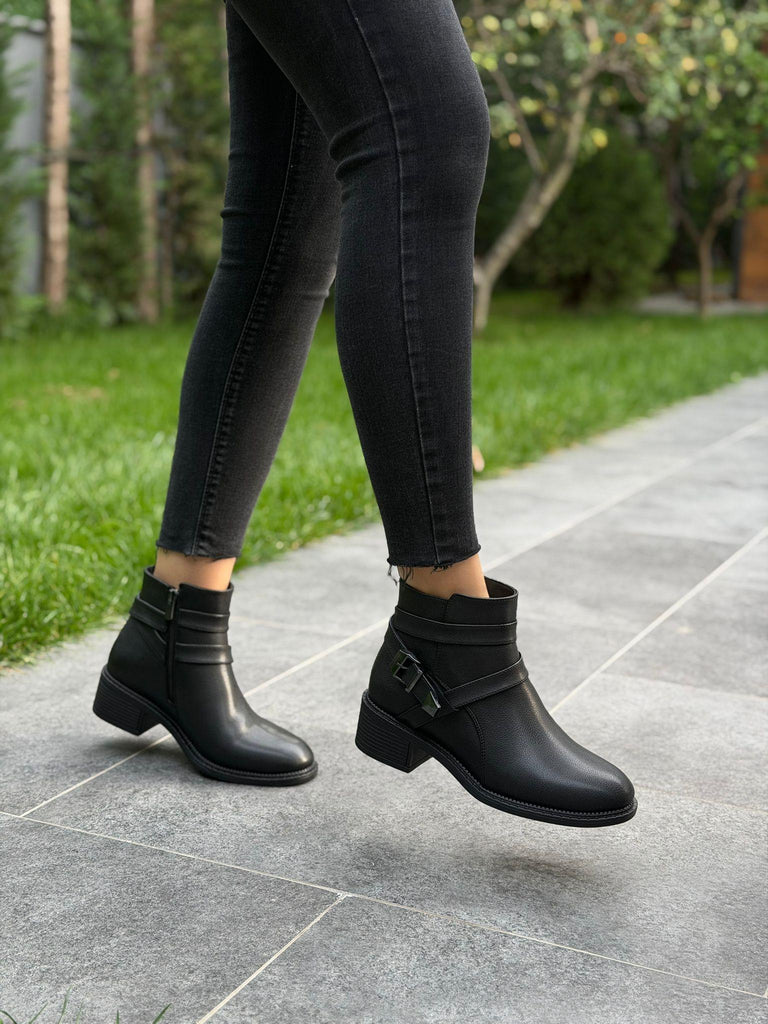 Siyah Cilt Tokalı Kadın Günlük Bot