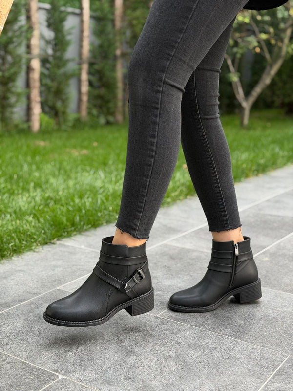 Siyah Cilt Tokalı Kadın Günlük Bot