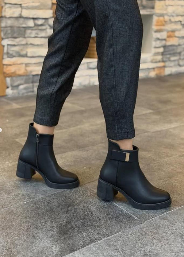 Siyah Cilt Tokalı Topuklu Kadın Bot