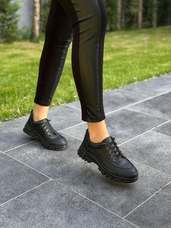 Siyah Deri Bağcıklı Kadın Günlük Ayakkabı