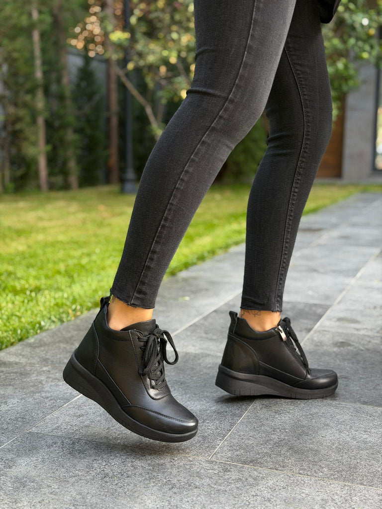 Siyah Deri Bağcıklı Kadın Günlük Bot