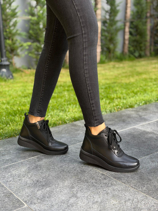 Siyah Deri Bağcıklı Kadın Günlük Bot