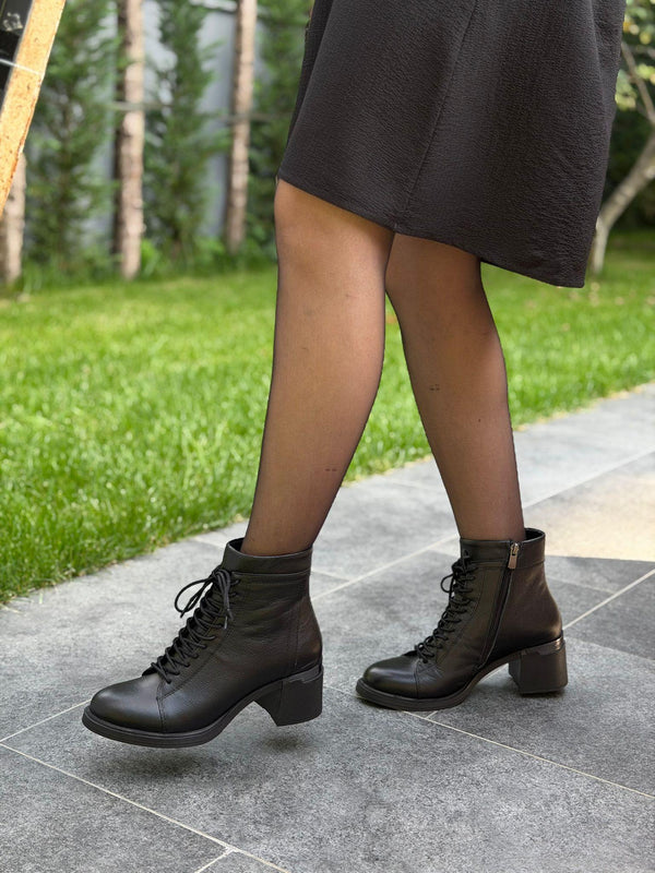 Siyah Deri Bağcıklı Topuklu Kadın Günlük Bot