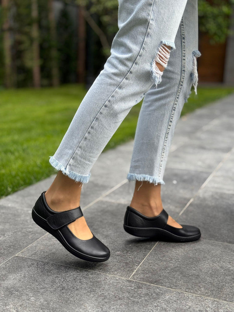 Siyah Deri Bantlı Kadın Günlük Ayakkabı