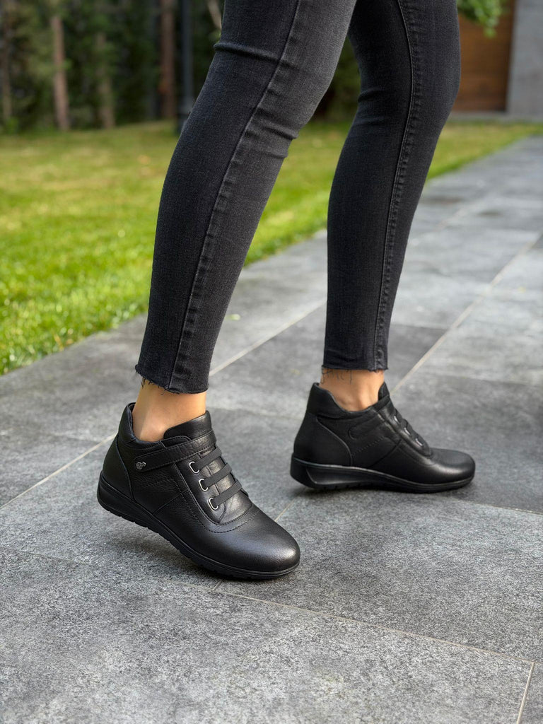 Siyah Deri Cırtlı Ortopedik Kadın Bot