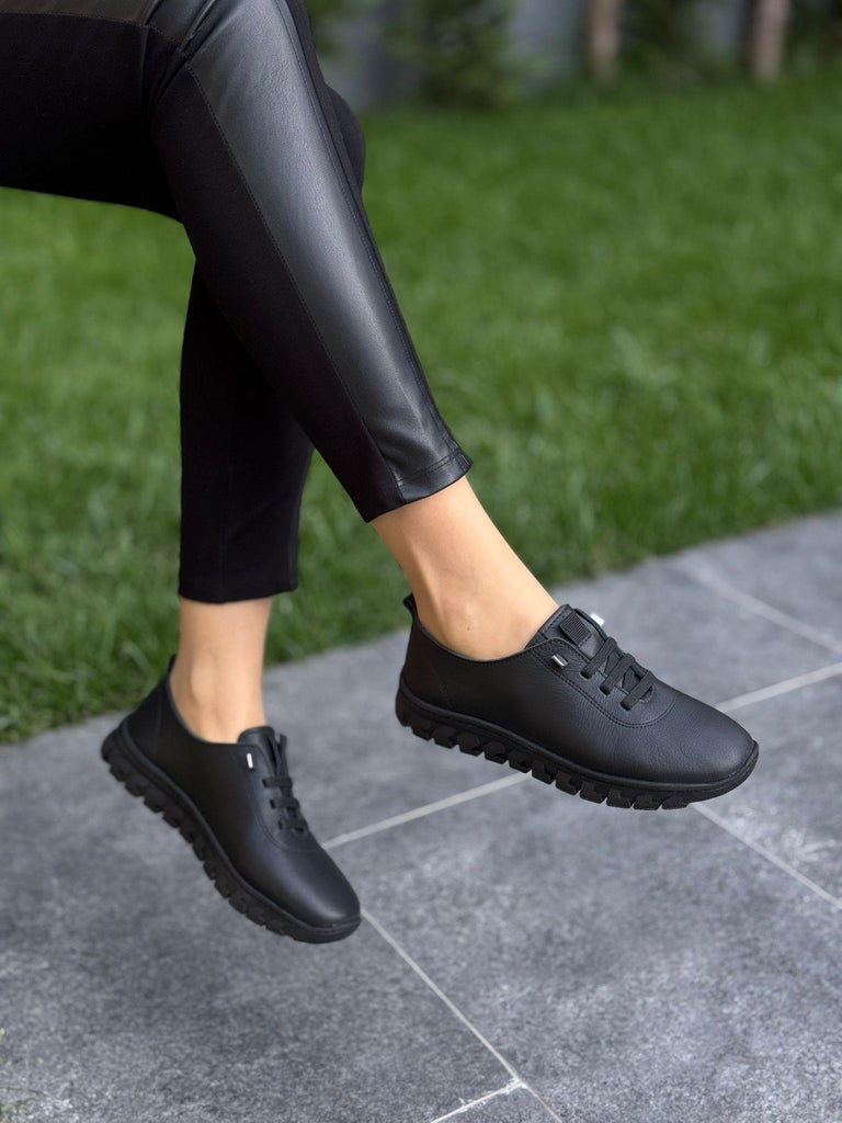 Siyah Deri Lastikli Kadın Günlük Ayakkabı