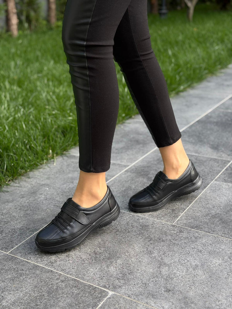 Siyah Deri Lastikli Kadın Günlük Ayakkabı