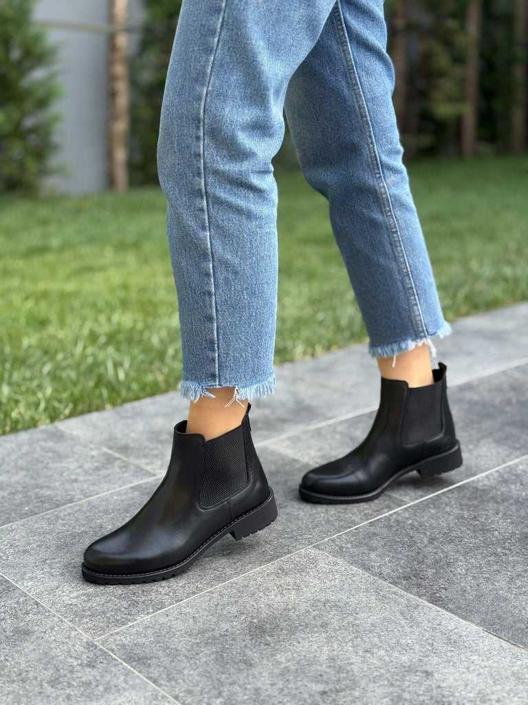 Siyah Deri Lastikli Kadın Günlük Bot
