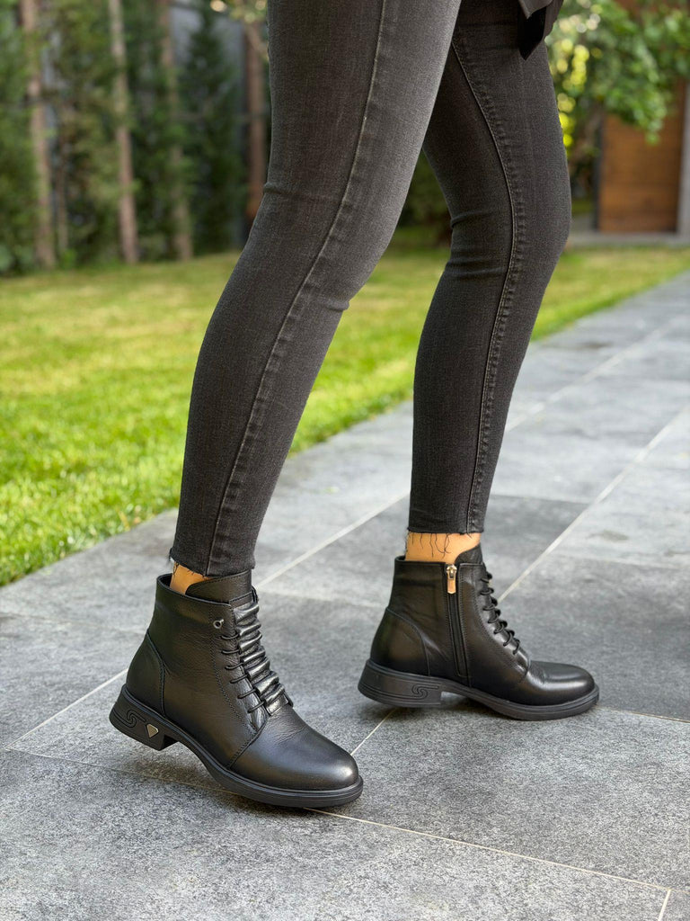 Siyah Deri Lastikli Kadın Günlük Bot