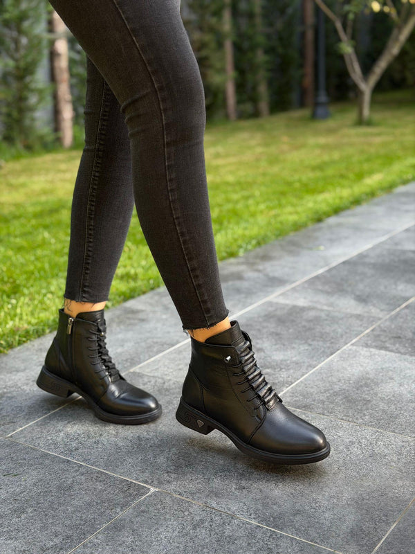 Siyah Deri Lastikli Kadın Günlük Bot