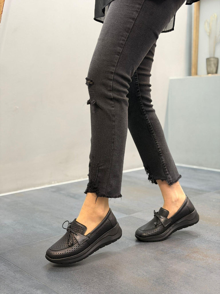 Siyah Deri Lazerli Fiyonklu Kadın Günlük Ayakkabı