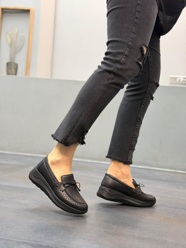 Siyah Deri Lazerli Fiyonklu Kadın Günlük Ayakkabı