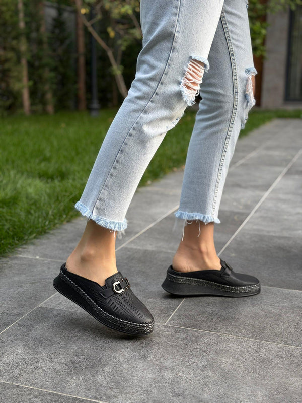 Siyah Deri Ortopedik Tokalı Kadın Günlük Terlik