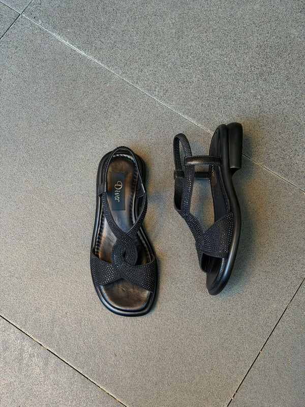 Siyah Deri Taşlı Düz Taban Kadın Sandalet