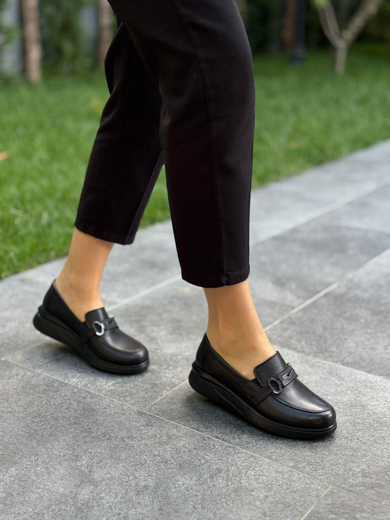 Siyah Deri Tokalı Kadın Günlük Ayakkabı