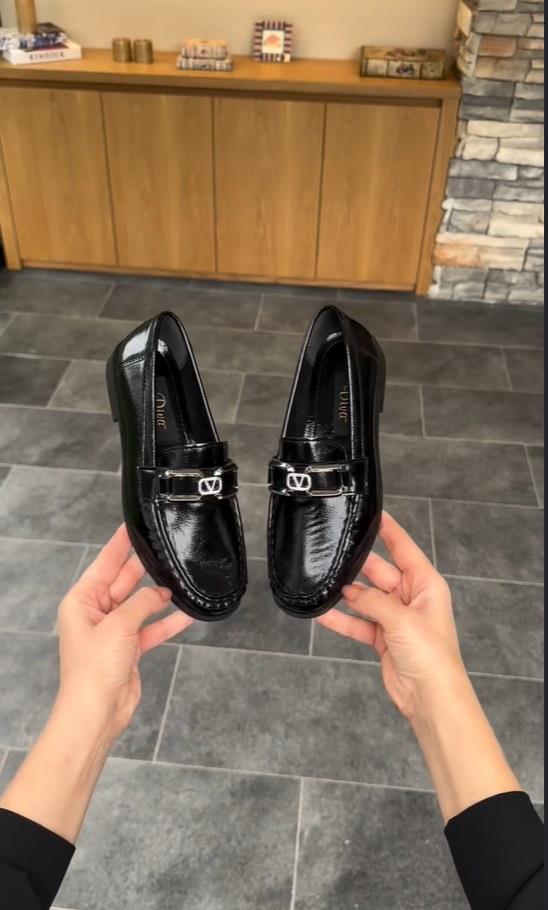 Siyah Kırışık Tokalı Kadın Günlük Babet