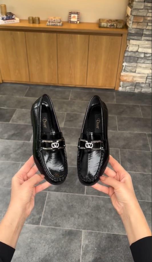 Siyah Kırışık Tokalı Kadın Günlük Babet