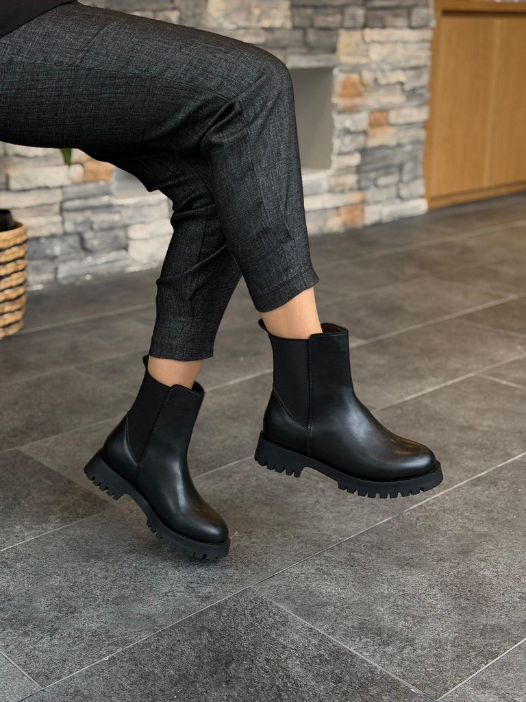 Siyah Lastikli Kadın Günlük Bot
