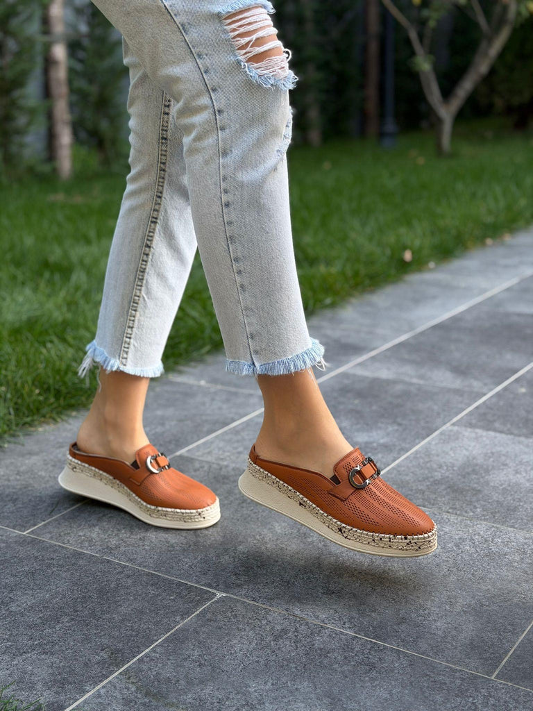 Taba Deri Ortopedik Tokalı Kadın Günlük Terlik