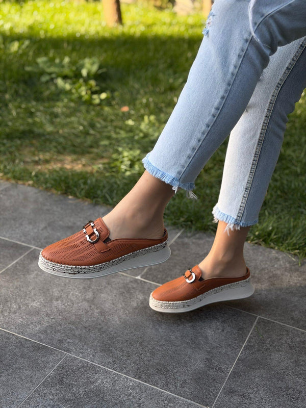 Taba Deri Ortopedik Tokalı Kadın Günlük Terlik